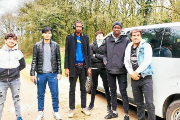 Des jeunes réfugiés apprennent le français