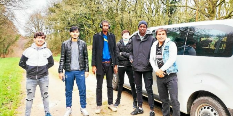 Des jeunes réfugiés apprennent le français