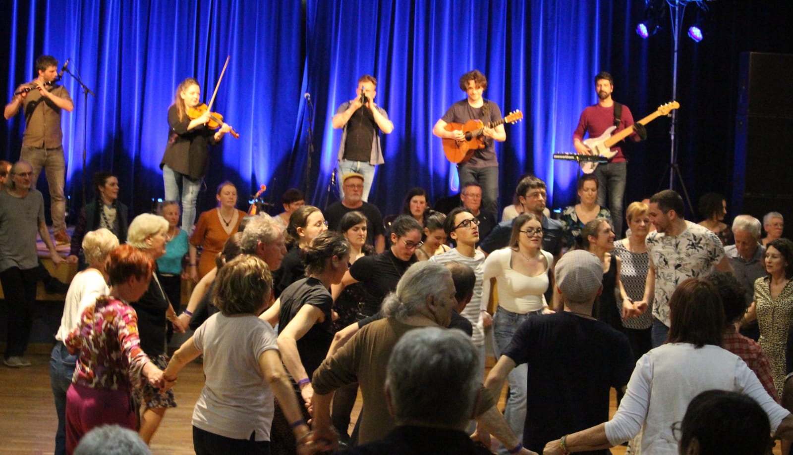 Plus de 450 personnes pour le premier Fest Noz de l'association Mignoned Sant Roch